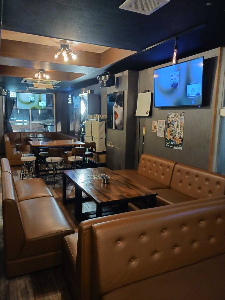 沖縄県那覇市のバーでのカラオケ設置写真3：DARTS＆カラオケBAR Position様